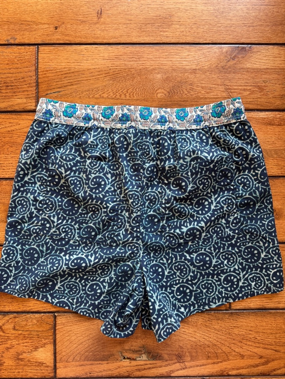 NWT Sundance Kai Two Tone Batik Floral Casual Shorts in Blue Sz Small Boho - Picture 5 of 14